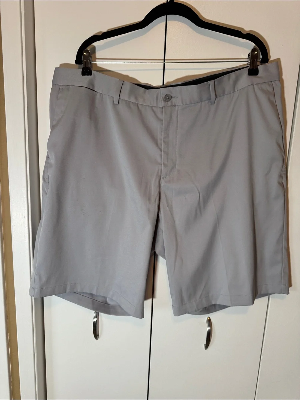 Nike Men's Light Gray Flat-Front Golf Shorts